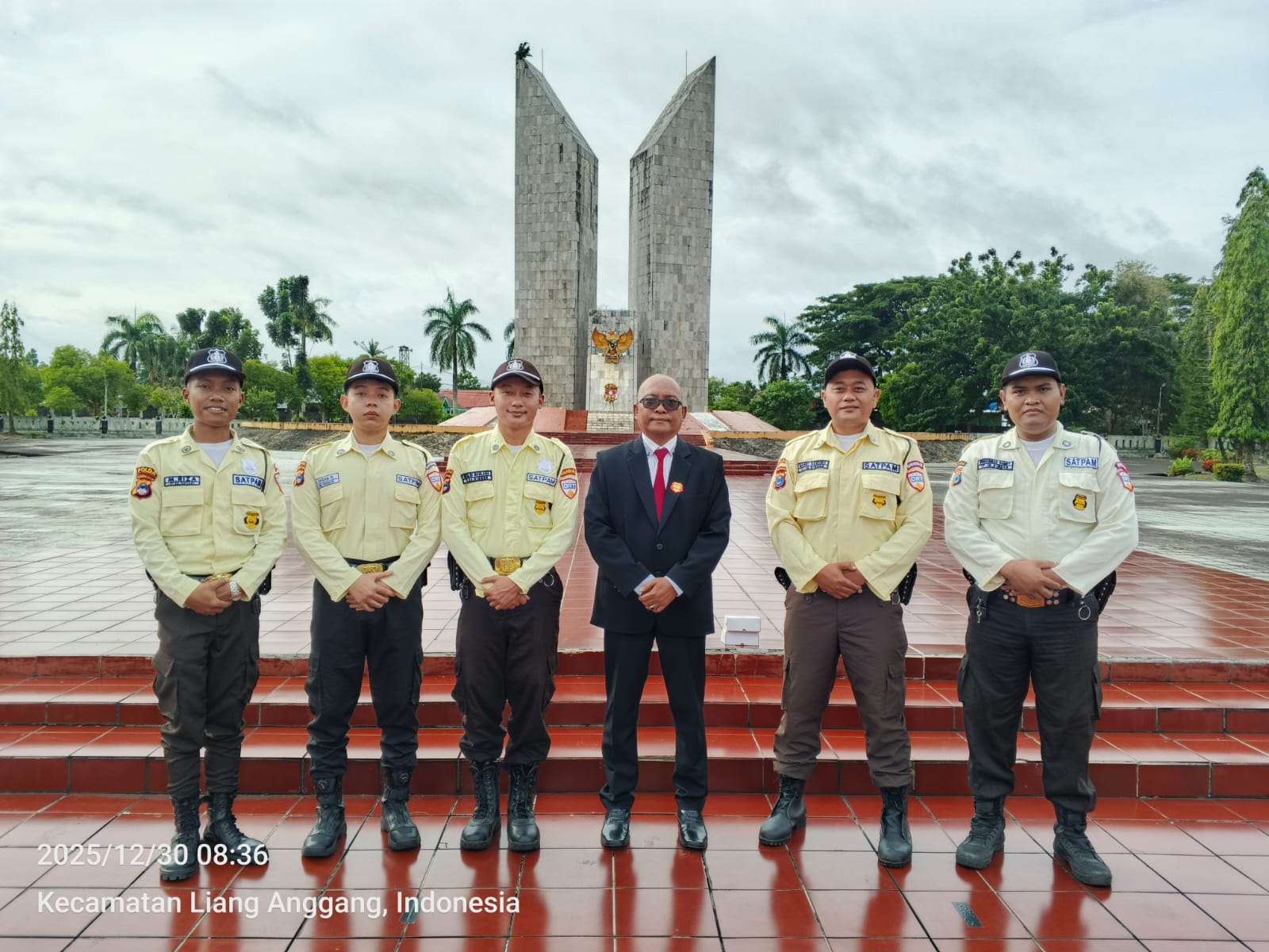 Peringati HUT Ke-45 Satpam Laksanakan Tabur Bunga di TMP